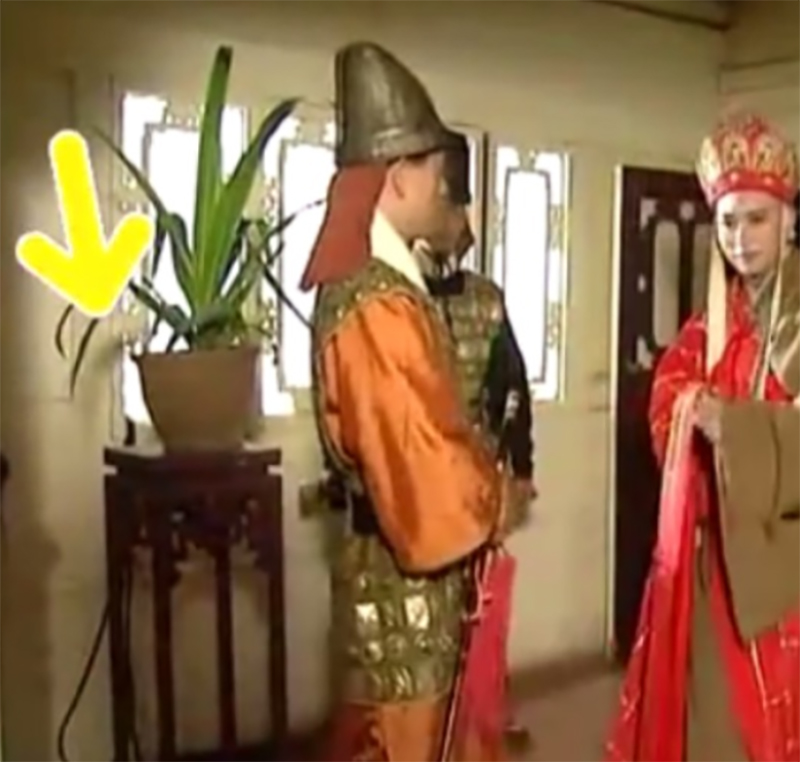 Lỗi khó tin trong phim cổ trang: Xác chết nằm chơi điện thoại, ô tô chạy trên đường